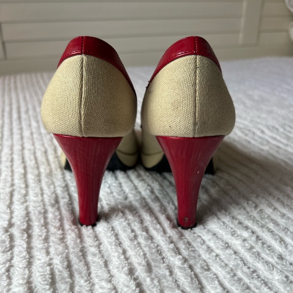 Bongo size 7 heel tan linen style with red patent leather, peep toe - Picture 3 of 4
